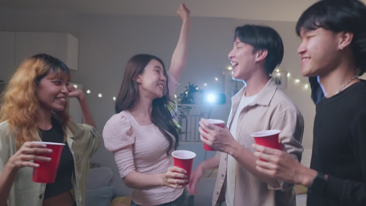 친구 들 이 집 에서 즐거운 파티 를 열고 있다