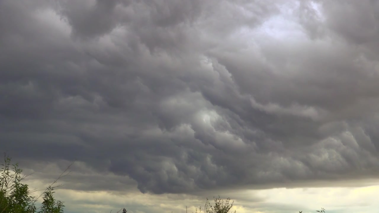 Truende mørkegrå stormskyer fylder himlen