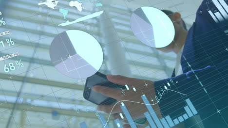 animación del procesamiento de datos financieros sobre una mujer de negocios afroamericana que usa un teléfono inteligente