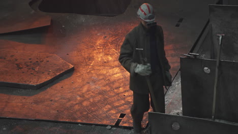 trabajador metalúrgico en un entorno industrial