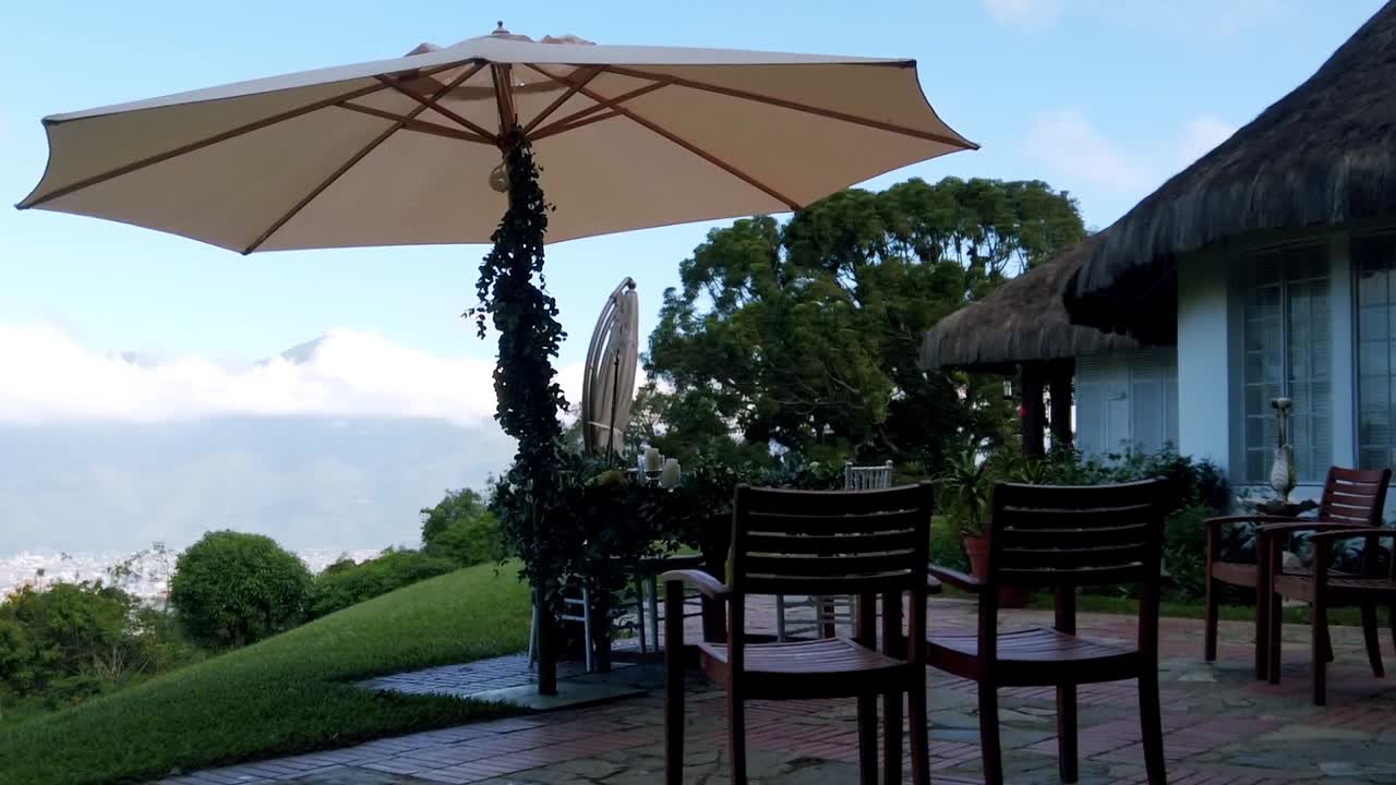 화창하고 아름다운 날의 결혼식 제단