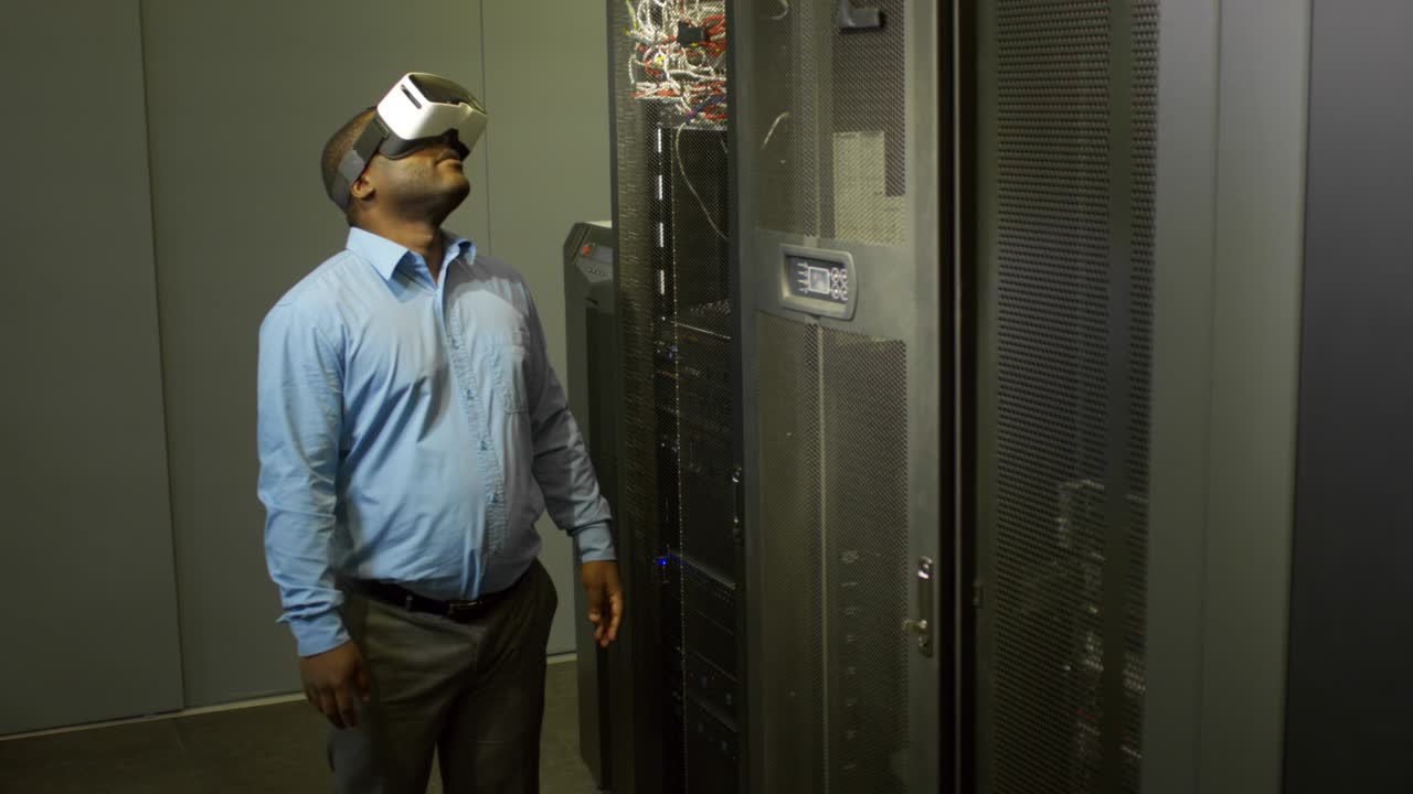 hombre de negocios africano usando gafas vr