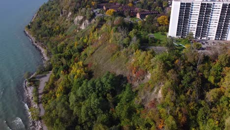 Wellen,-Die-An-Der-Küste-Mit-Wohnsiedlungen-Entlang-Der-Steilküste-Von-Scarborough-Bluffs-Zusammenbrechen