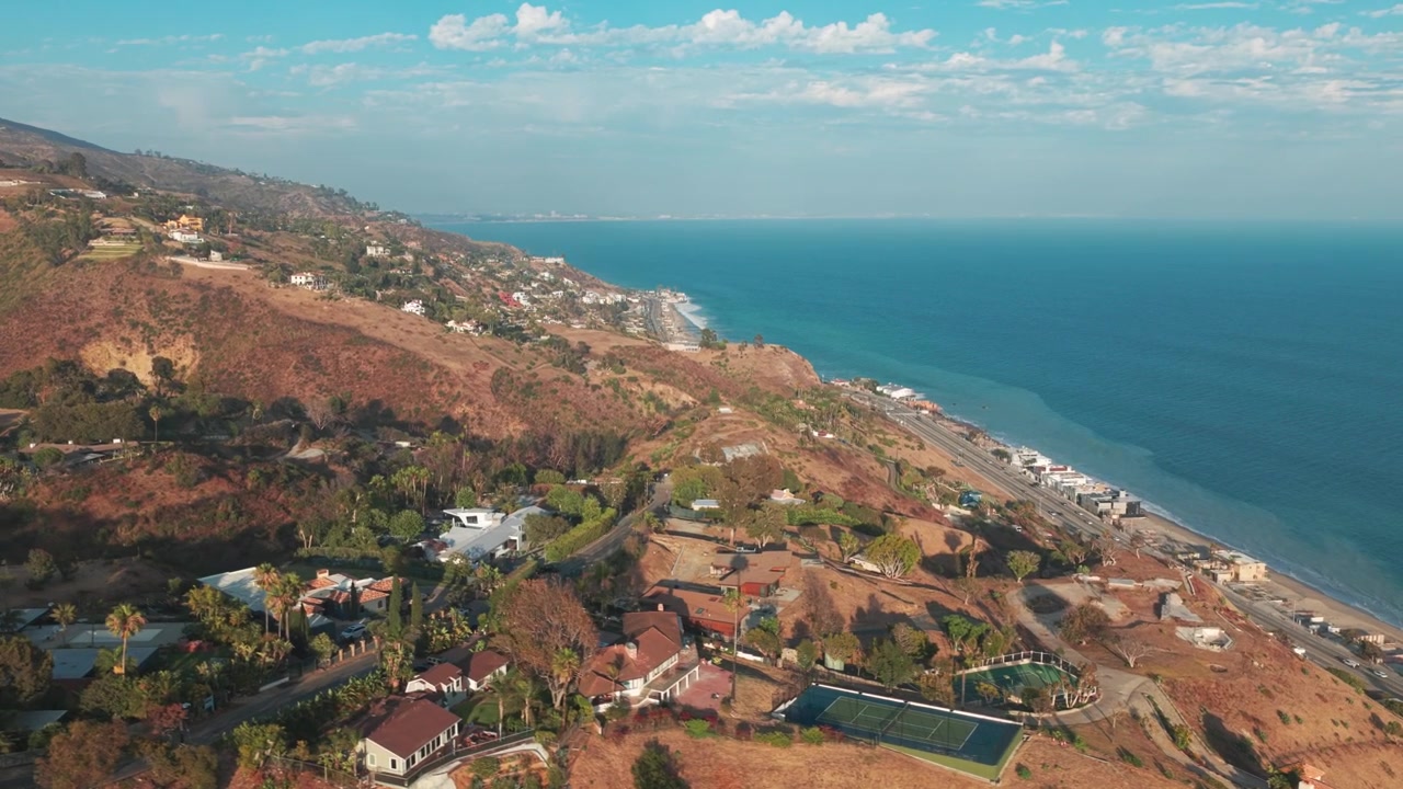 Ripresa aerea in dolly ascendente del Carbon Canyon un anno dopo l'incendio a Malibu, California. 4K