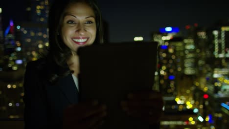 mujer de negocios latinoamericana llamada de video en el techo por la noche