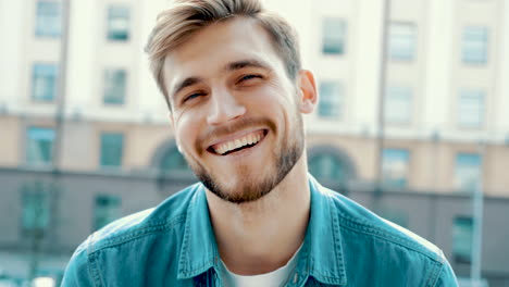 hombre sonriente en la ciudad