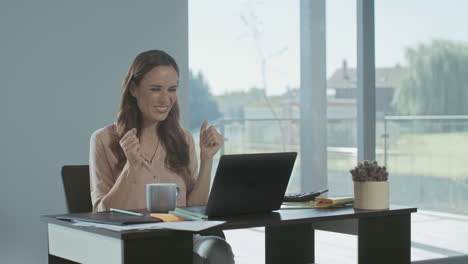 Business-woman-receiving-email.-Freelance-woman-working-on-laptop-computer.