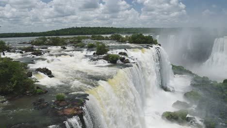 erstaunliche farbenfrohe landschaft von wunderschönen, hellen wasserwänden, tälern, große strecken von langen wasserfällen in blauen, sonnigen wetterbedingungen, felsige landschaften in den iguazu-fällen, brasilien, südamerika