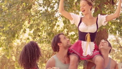 un grupo feliz de amigos animando en el parque