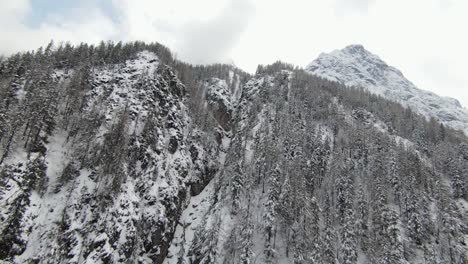 vuelo de avión no tripulado sobre los alpes italianos - dolomita