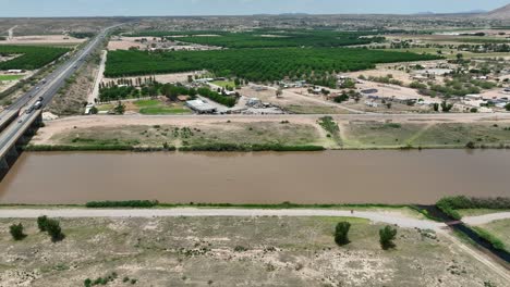 Rio-Grande-In-Las-Cruces,-New-Mexico-In-Der-Nähe-Eines-Pekannussgartens