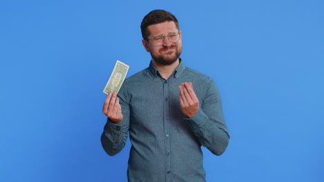 hombre pobre con gafas cantidad insuficiente de dinero sosteniendo un billete de un dólar bancarrota pobreza