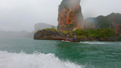 cámara lenta | un barco en una tormenta en tailandia con islas al fondo