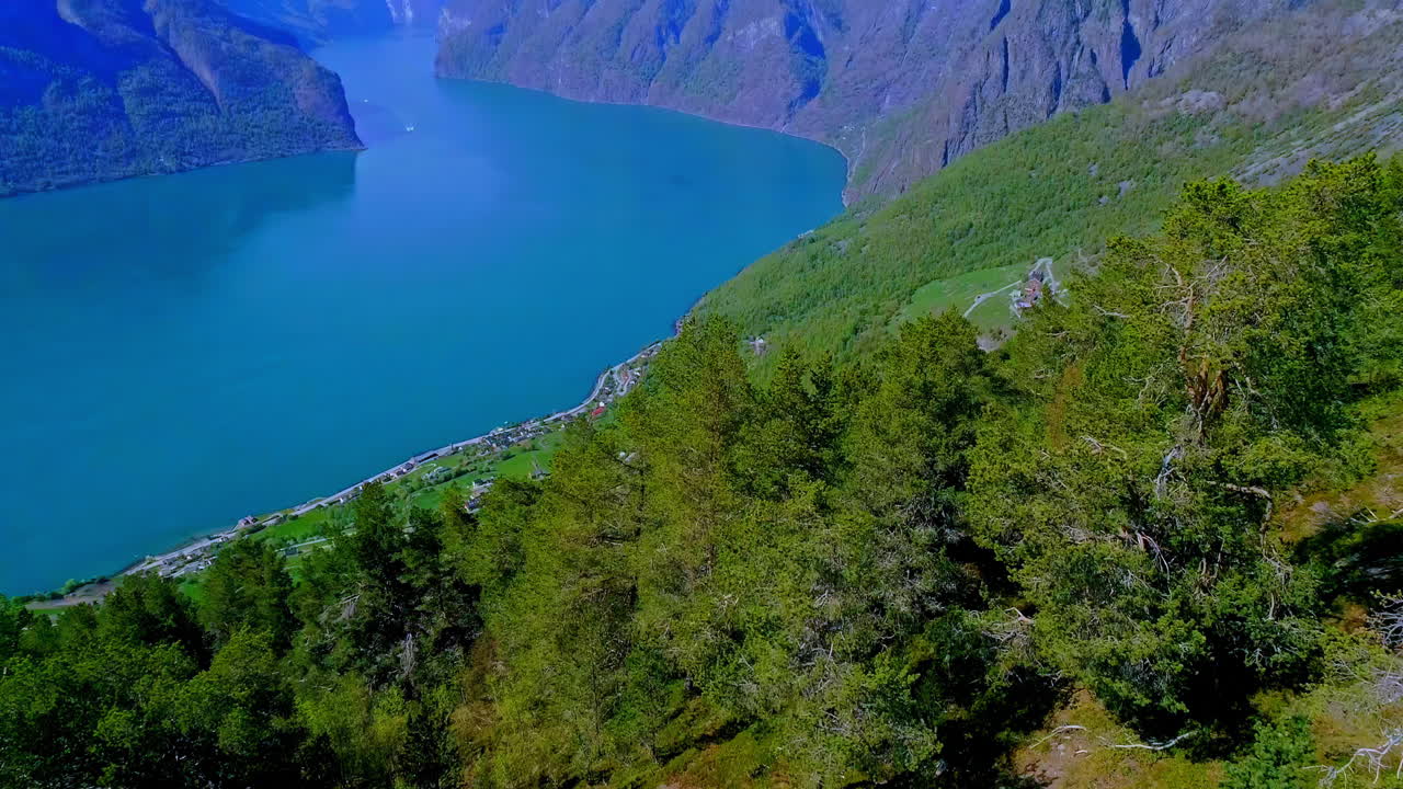 화창한 날 무성한 녹색 산에 있는 청록색 호수의 놀라운 공중
