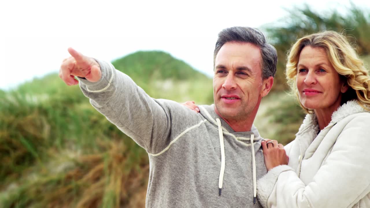 una feliz pareja madura apuntando a la vista