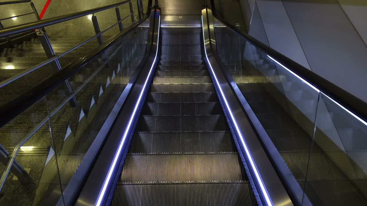 Movimiento de la escalera mecánica. Grabando la escalera mecánica