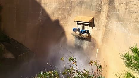 cierre de la válvula de salida de agua en la pared de la presa