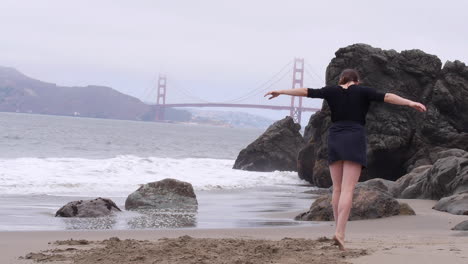 Mujer-Baila-Dramáticamente,-Se-Suelta-En-La-Playa,-Descalza