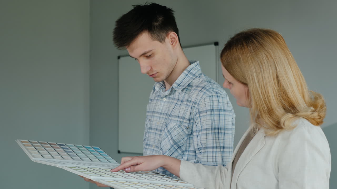 el cliente elige el color de su pedido por el catálogo que tiene el gerente