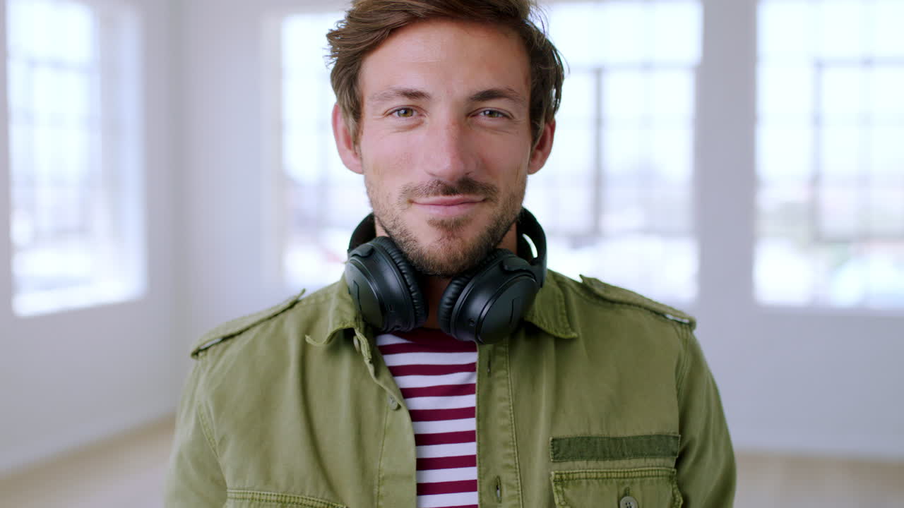 música, hombre y auriculares con cara