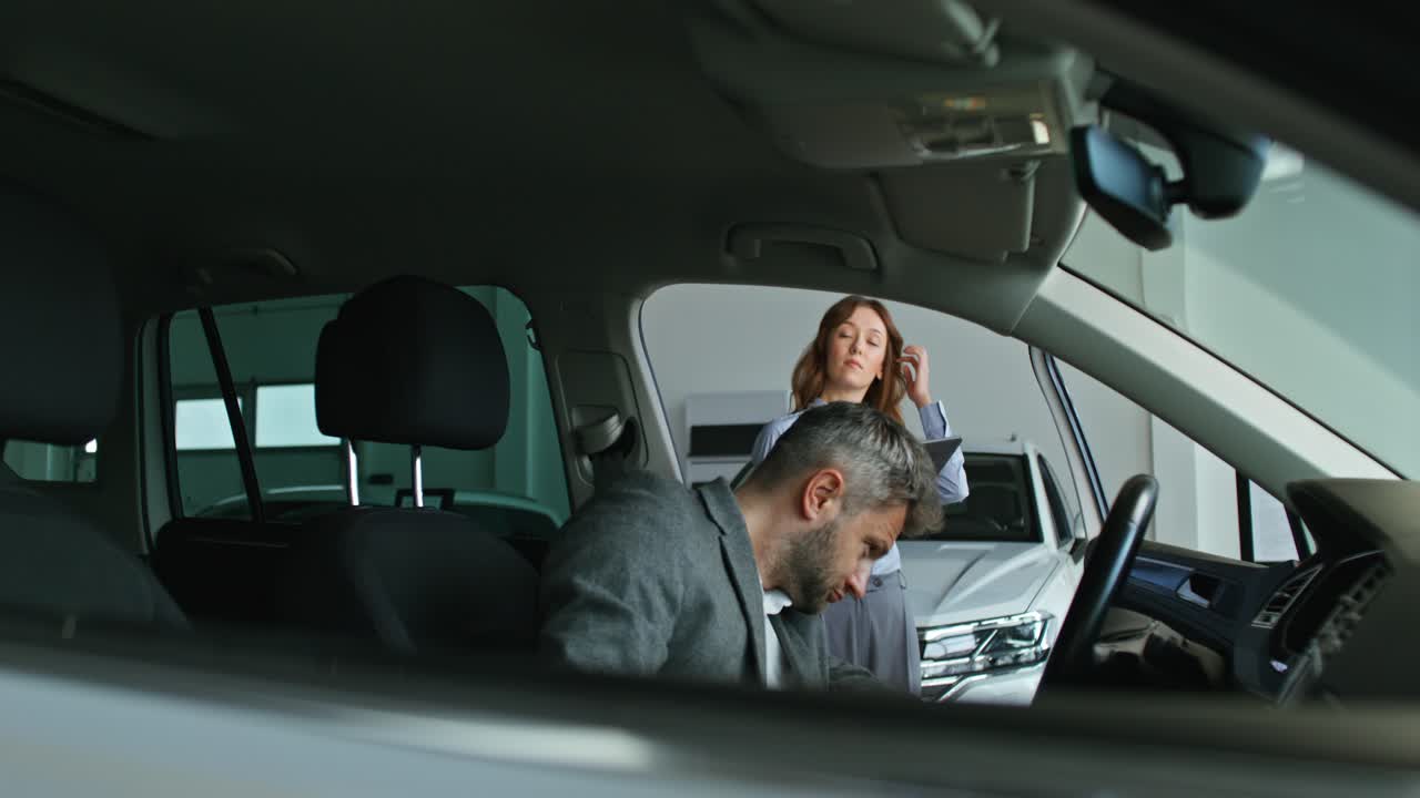 vendedor de automóviles y cliente en la sala de exposiciones