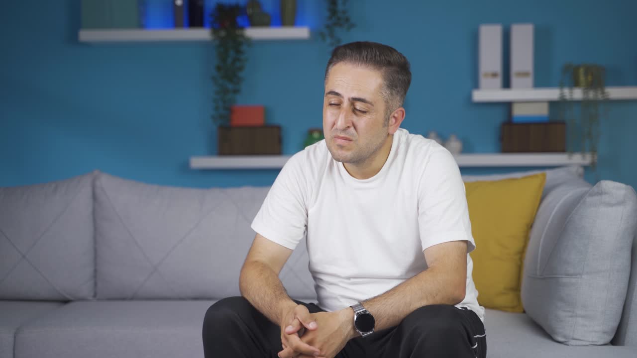 감정적 인 남자는 슬프게됩니다.