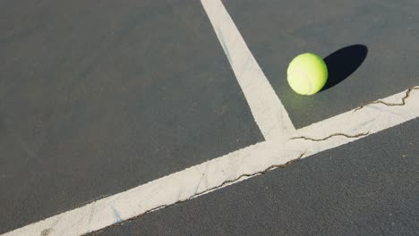 Video-De-Una-Pelota-De-Tenis-Tirada-En-Una-Cancha-De-Tenis.