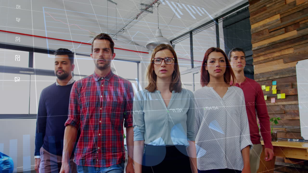 animación de múltiples gráficos y diversos colegas confiados caminando uno al lado del otro en la oficina