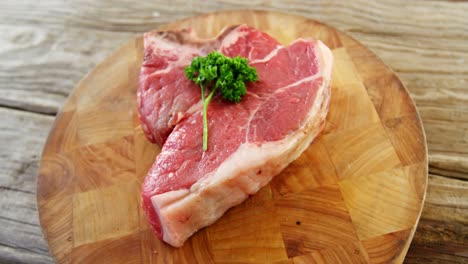 bistec crudo adornado con hierbas