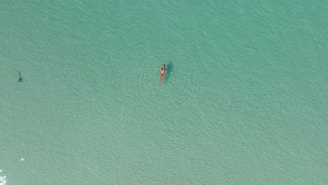 In-Der-Weitläufigen-Meereslandschaft-Schwebt-Eine-Dame-Entspannt-Im-Seichten-Meerwasser