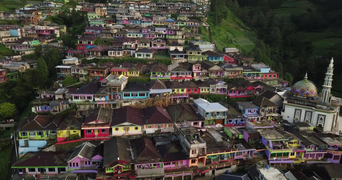 Luftfoto som viser fargerike hus lokalisert på Sumbing-fjellet i den lille landsbyen Nepal Van Java, Indonesia.