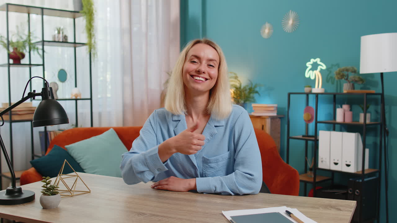 Giovane donna d'affari che mostra il pollice in alto come segno positivo qualcosa di buono grandi notizie feedback positivo