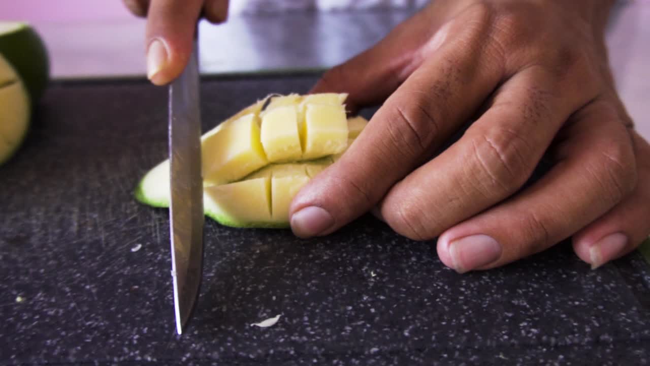 샐러드용 망고를 자르는 남자