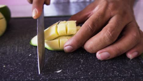 hombre cortando mangos para ensalada