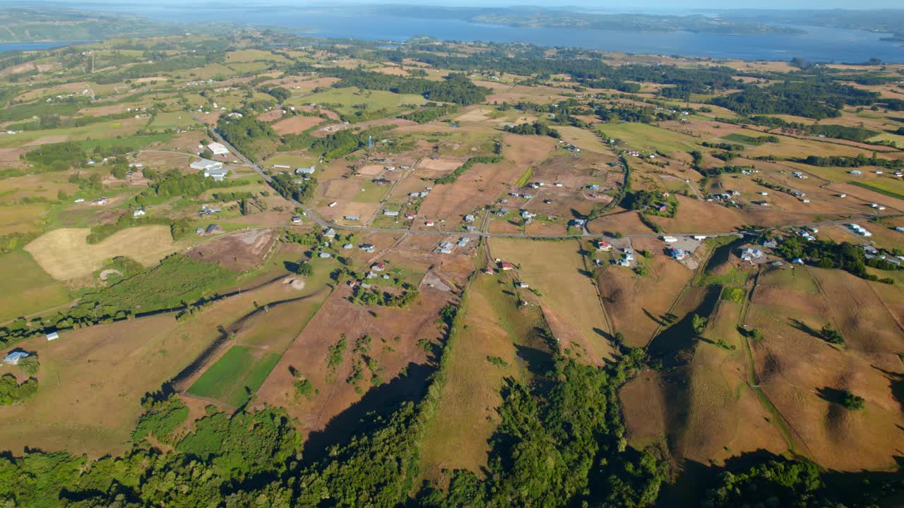 el paisaje rural de chiloé, las granjas y las casas en chile, bajo la suave luz de la madrugada, vista aérea