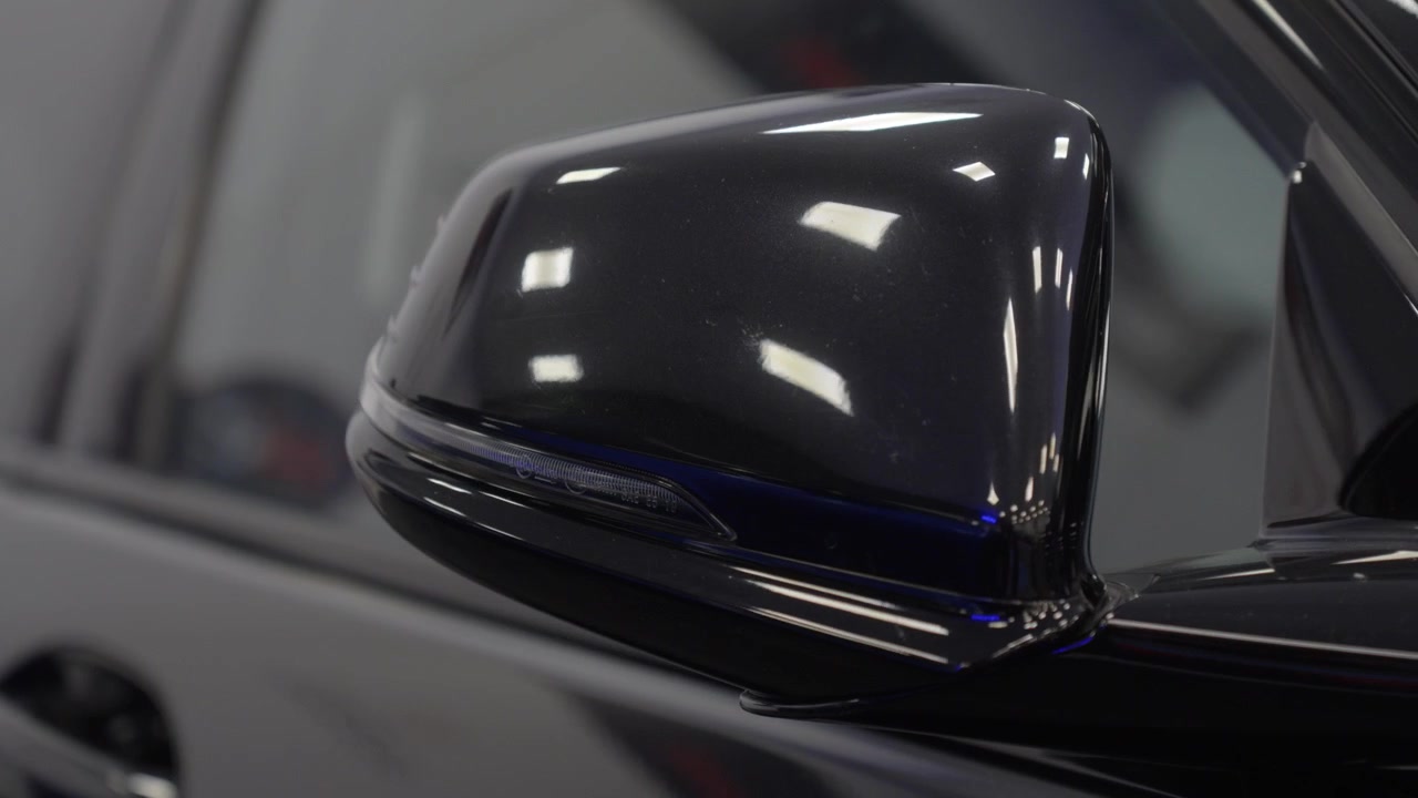 Specchietto retrovisore laterale dell'auto che si ripiega automaticamente. Indicatore di direzione a LED blu integrato che lampeggia, tecnologia automobilistica premium.