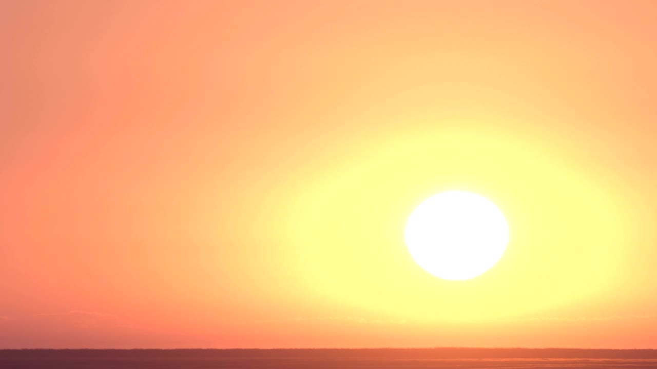 떠다니는 구름을 통해 떠오르는 놀라운 태양.