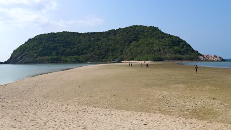 Weite-Sandbank,-Die-Zu-Einer-Tropischen-Insel-Führt