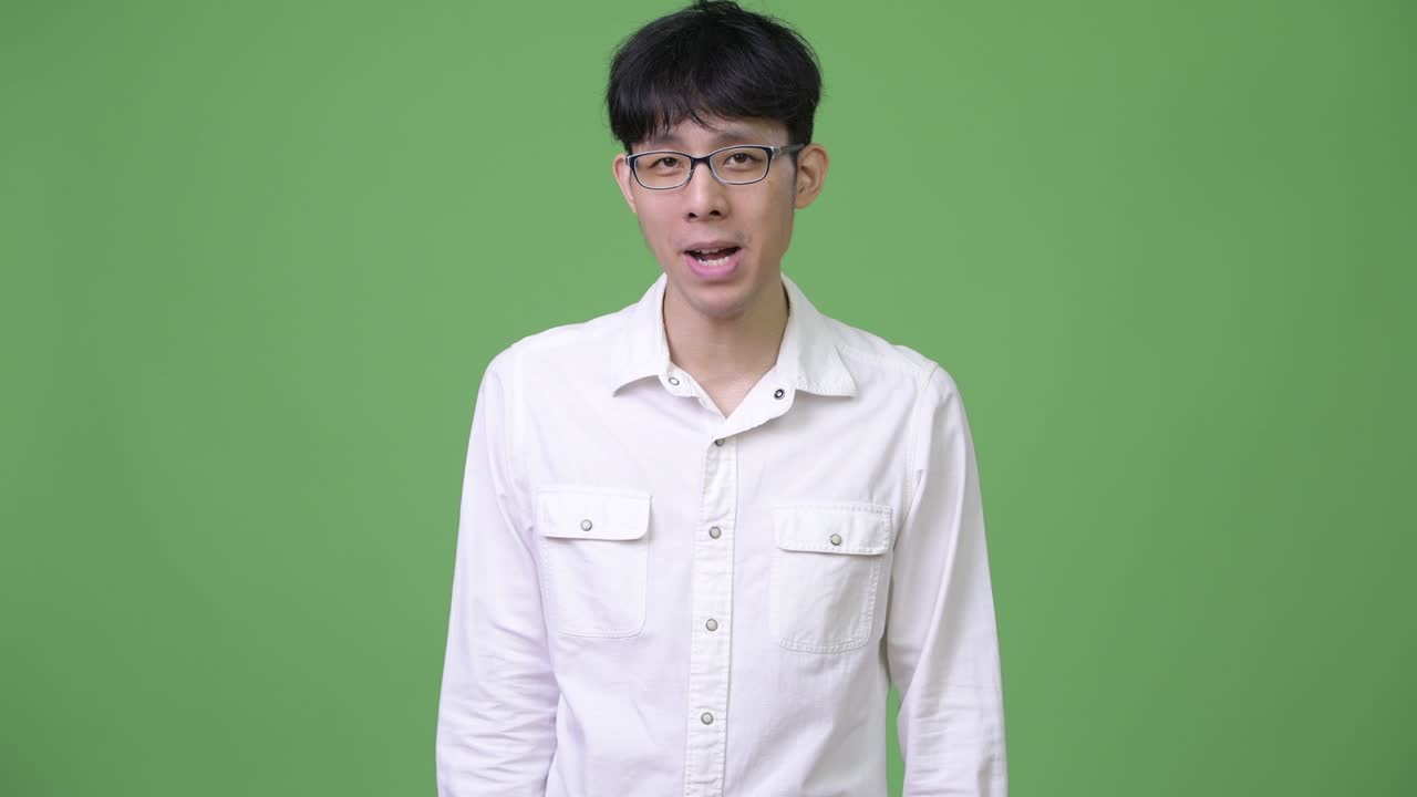 젊은 아시아 사업가가 뒤에서 무언가를 보여주는 동안 이야기