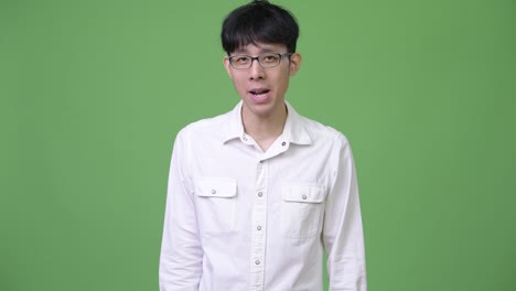 젊은 아시아 사업가가 뒤에서 무언가를 보여주는 동안 이야기