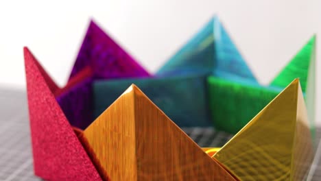 detalles de cerca, corona arco iris hecha a mano con papel pvc en colores metálicos