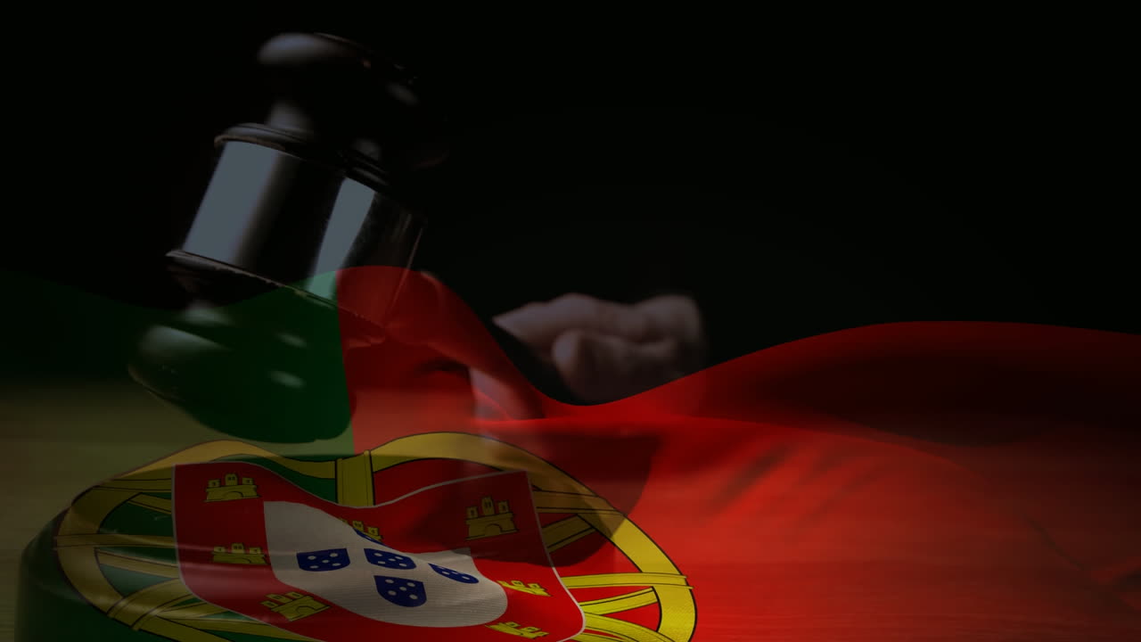 composição digital de grunge bandeira de portugal e martelo 4k