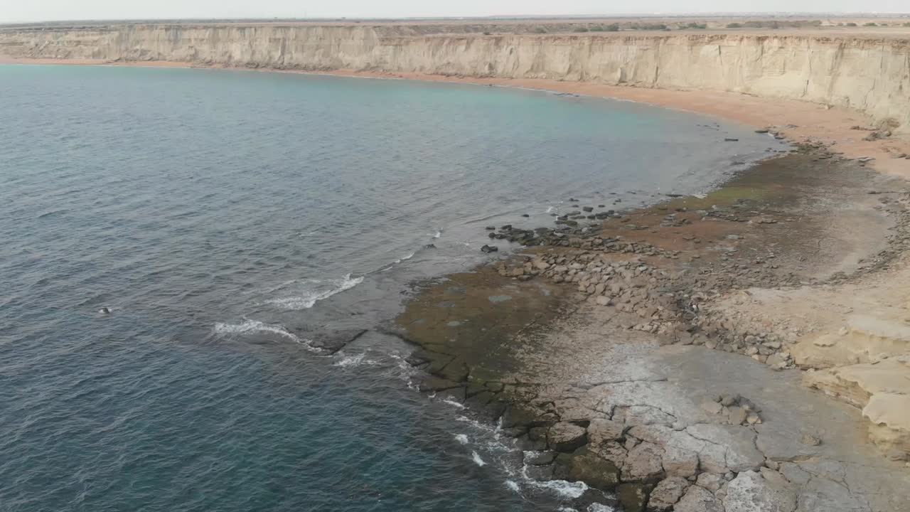 снимок с дрона побережья пляжа дживани со скалами из песчаника в оманском заливе