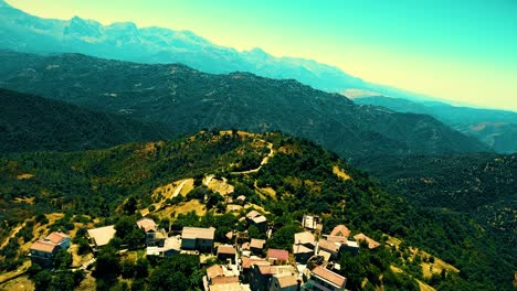 un pueblo bereber en la cima de la montaña en tizi ouezou argelia