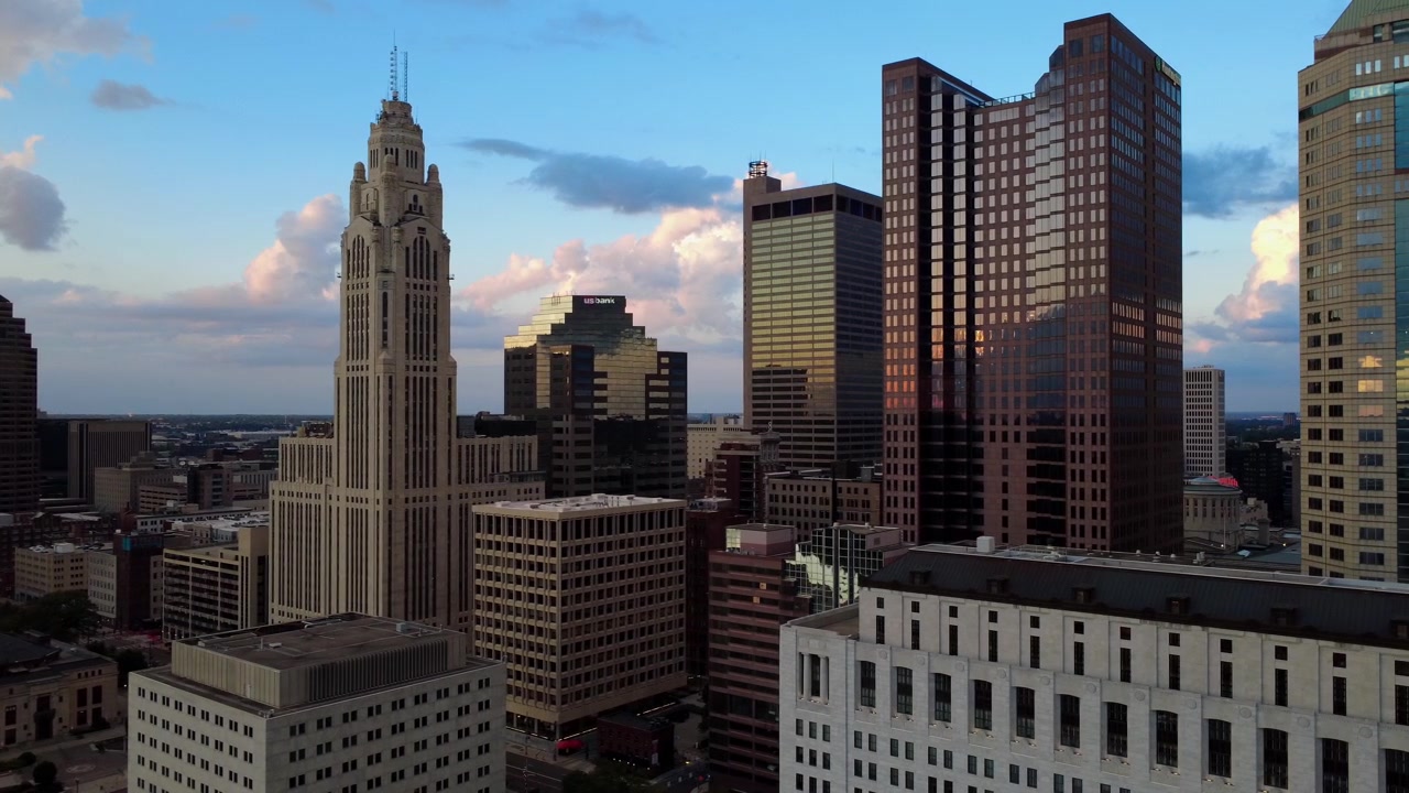 Ripresa con drone dello skyline a Columbus, Ohio, al tramonto