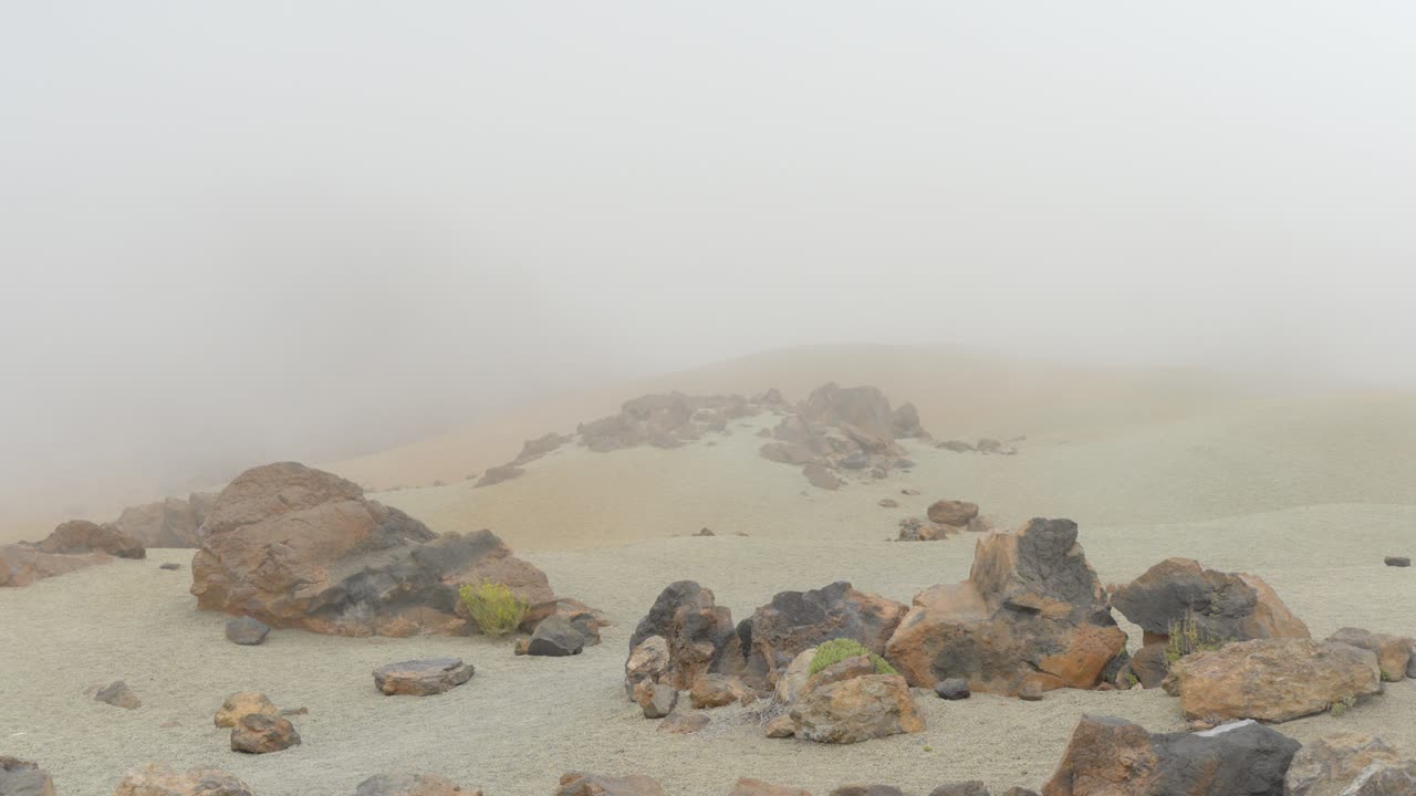 안개가 많은 테이드 사막 풍경, 앞면에 바위가 있는 시야가 낮습니다.