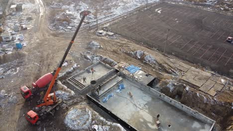 drones aéreos de un sitio de construcción de una piscina, bloques de hormigón de encofrado ya terminados y adhesivos de construcción, escalones ya preparados y listos para el relleno de hormigón.
