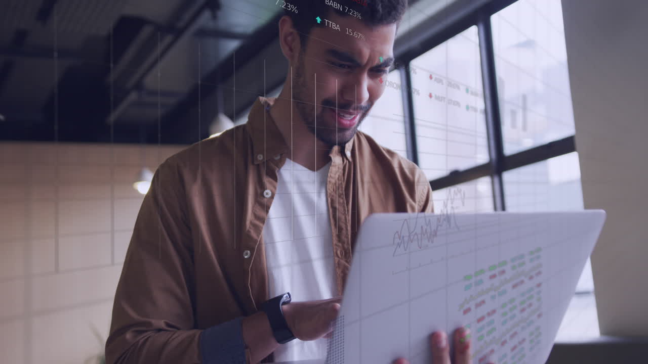 animazione dell'elaborazione di dati statistici e del mercato azionario su un uomo biraciale che usa un portatile in ufficio