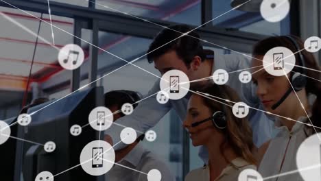 animación de la red de conexiones e iconos sobre personas de negocios que usan auriculares