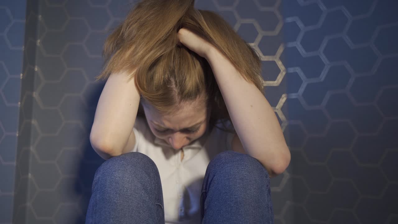 una giovane donna urlante, infelice, depressa, con problemi psicologici.